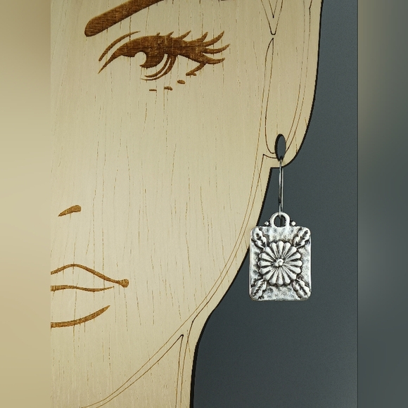 HAND CRAFTED Vintage Style Silver Flower Minimalist Dangle Drop Earrings - Picture 5 of 6